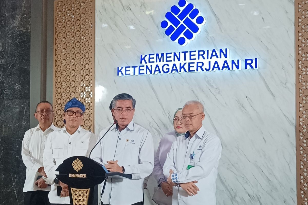 Menaker Resmi Larang Perusahaan Menahan Ijazah Karyawan