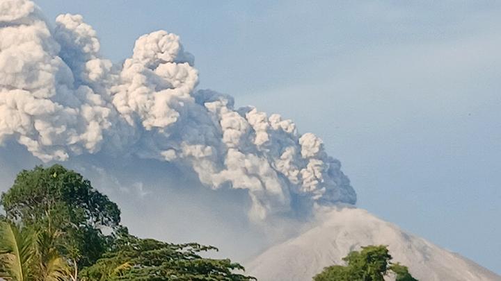Gunung Lewotobi Laki-laki Meletus, Kolom Abu Capai Langit Flores