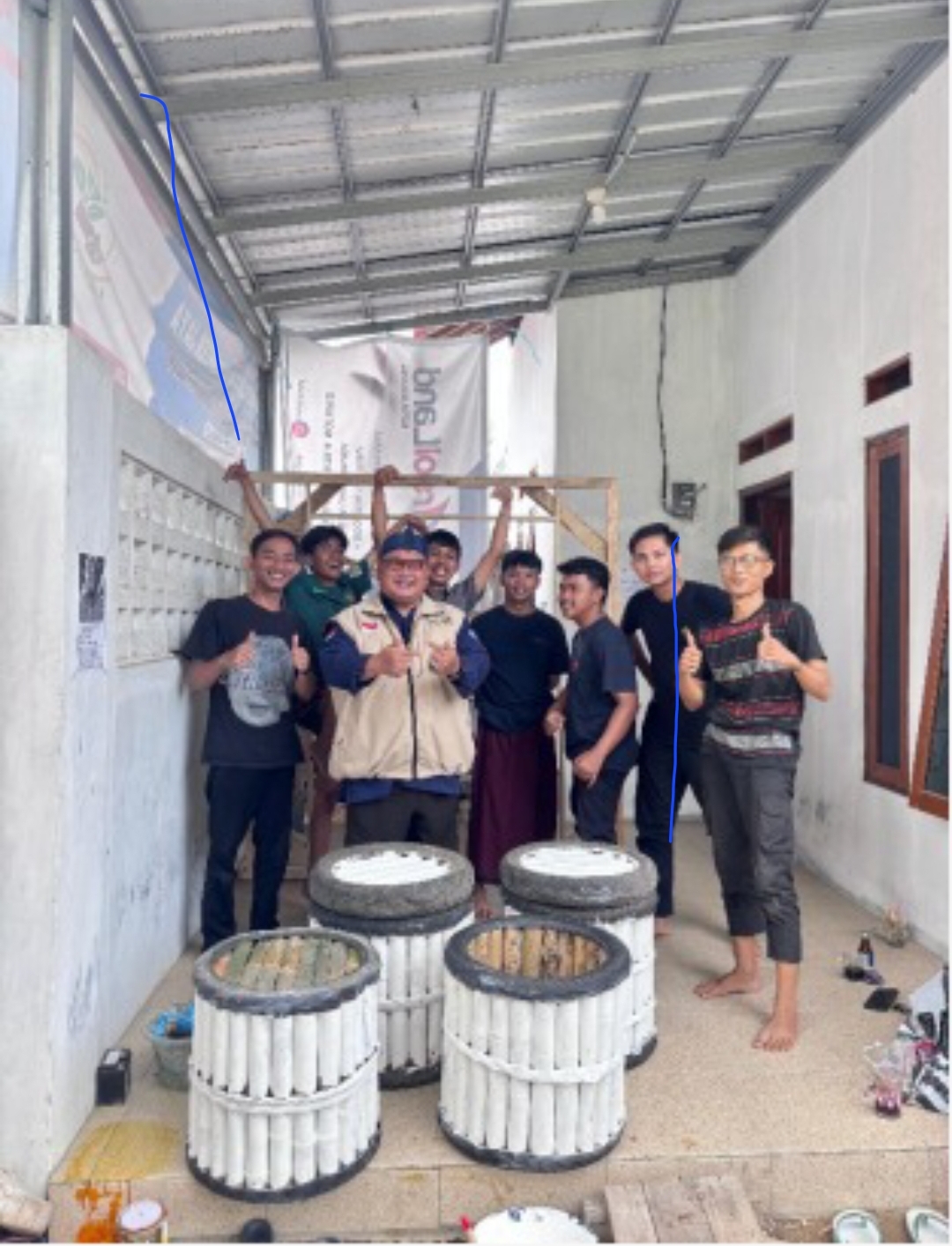 Limbah Ban Bekas Disulap Jadi Tong Tempat Sampah