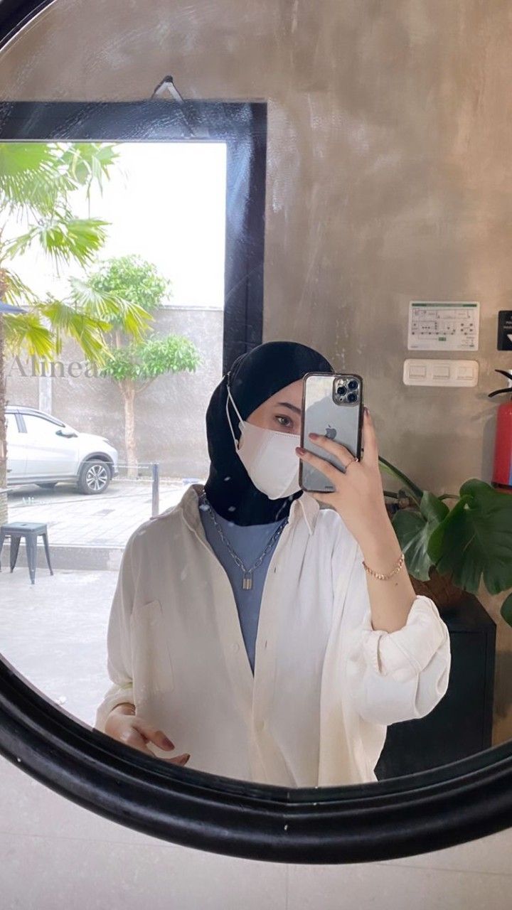 Cantik di Instagram, Minder di Cermin?: Remaja Terjebak Ilusi Media Sosial 