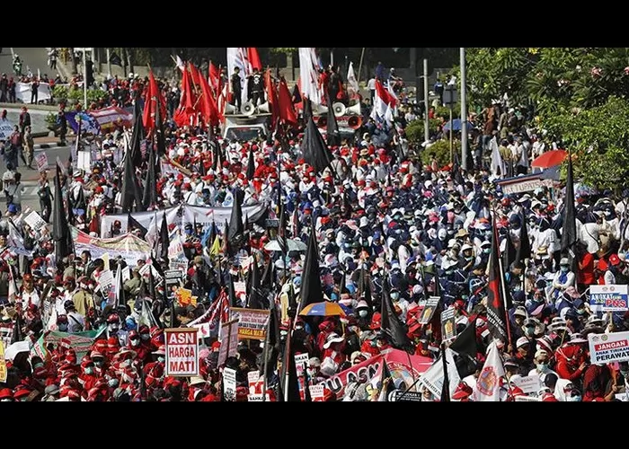 Enam Tuntutan Buruh Warnai Aksi May Day 2025 di Monas 