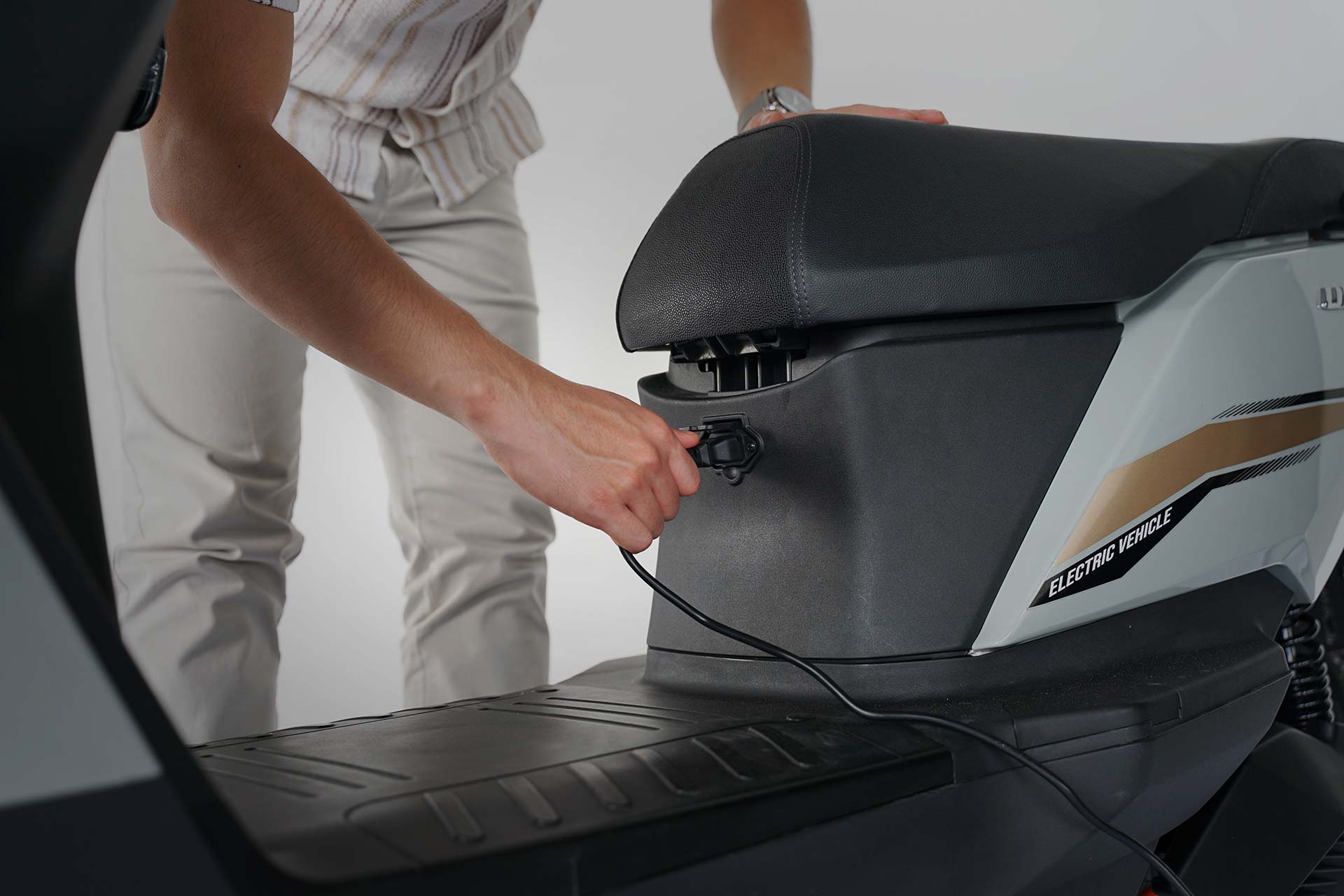 Berapa Lama Ngecas Motor Listrik? Ini Waktu Idealnya Biar Baterai Awet!