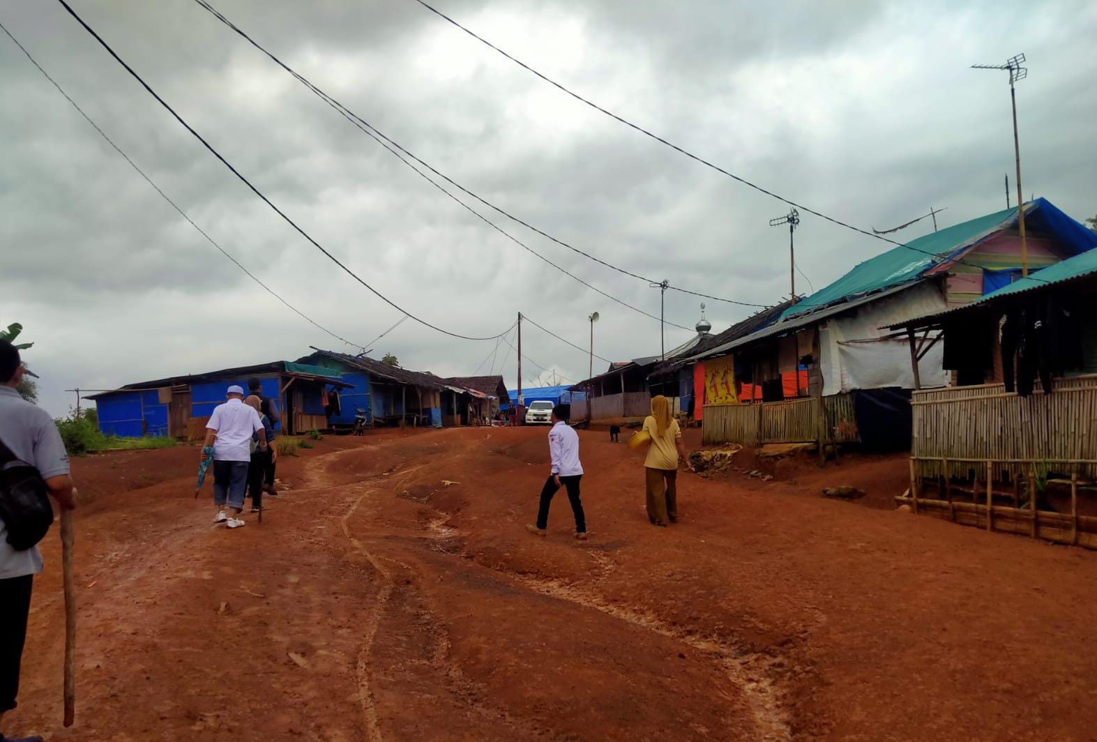 Kunjungi Huntara Cigobang, Gubernur Andra Soni Tegaskan Komitmen Perbaiki Akses Warga