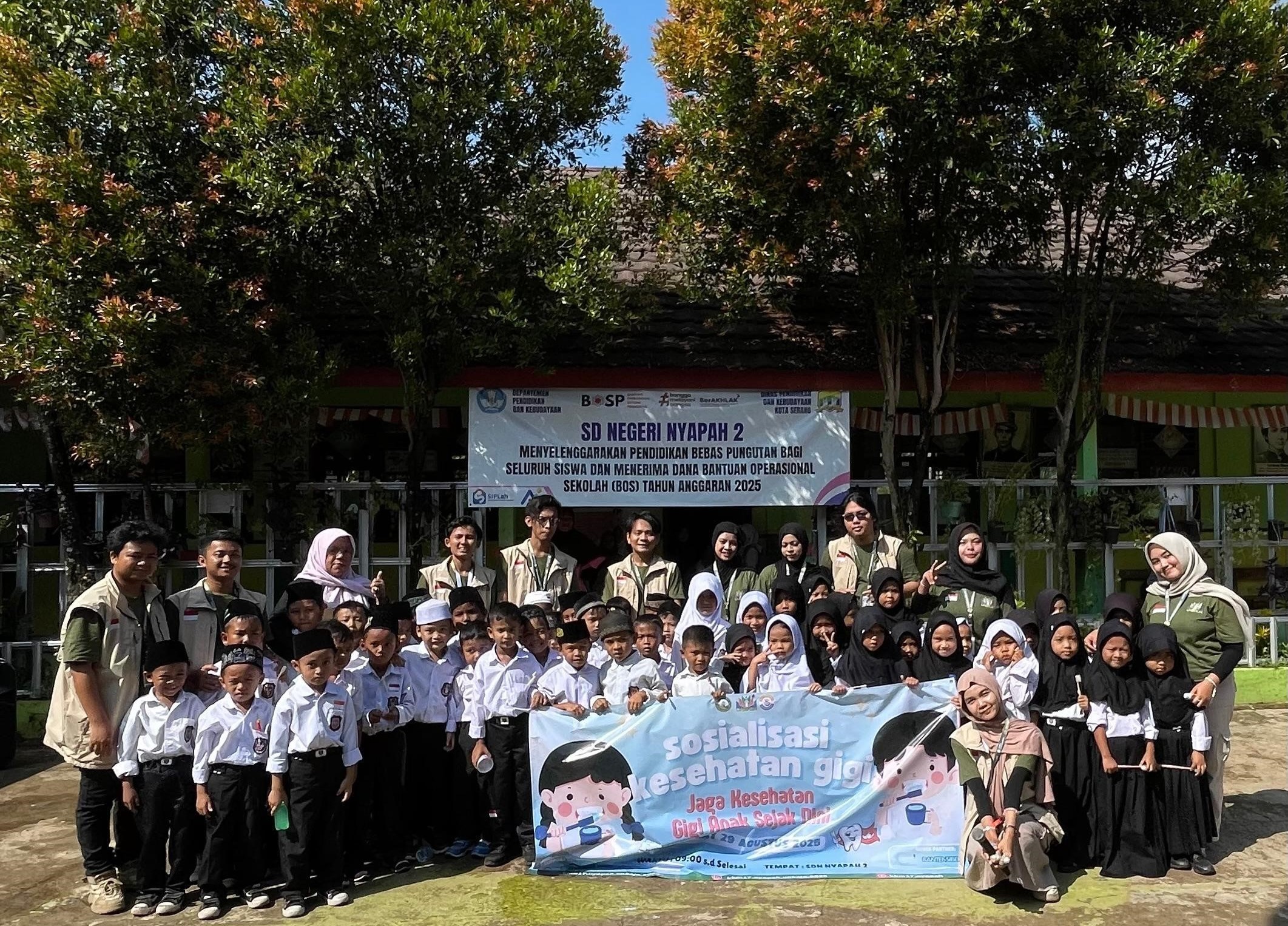 Menciptakan Senyum Sehat: KKM UNBAJA Ajak Siswa Kelas 1 SDN Nyapah 2 Sikat Gigi Bersama